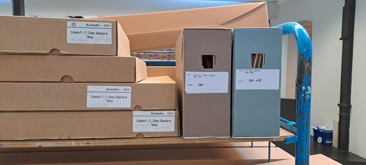Archiefdozen op kar