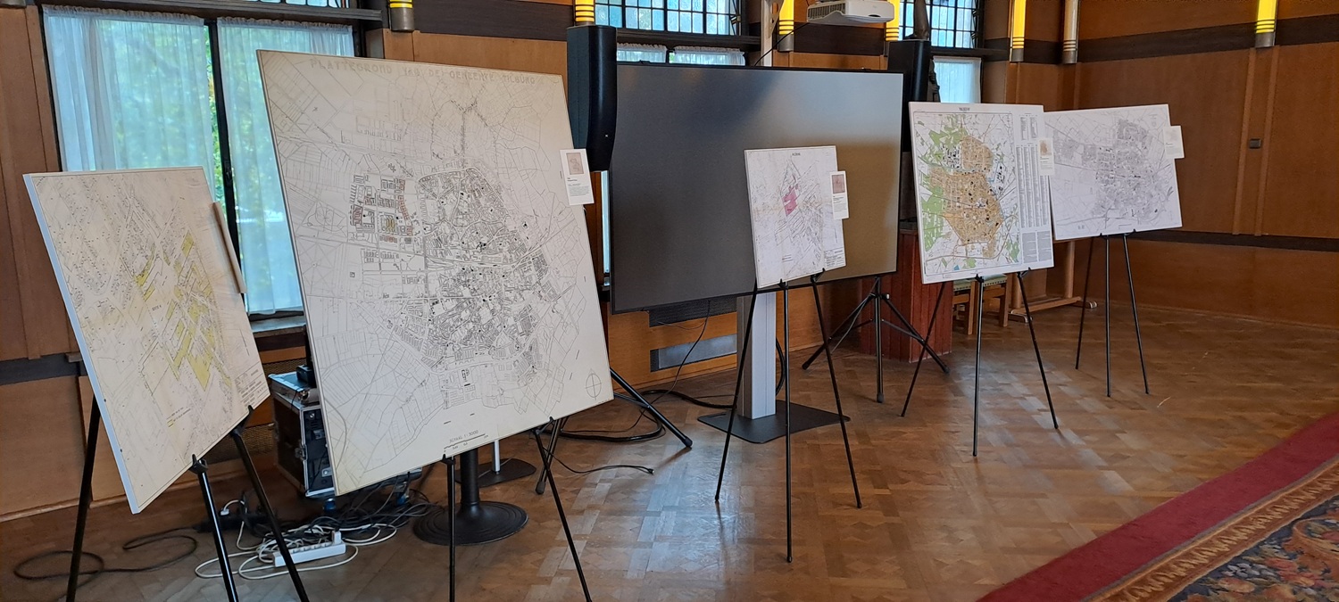 Expo van kaarten bij afscheid burgemeester Weterings